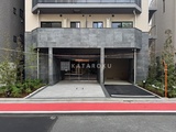 アーバネックス上野 前面道路から見たモダンな外観と駐車場入口の様子