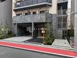 アーバネックス上野 道路から見た建物のエントランス、モダンな外観の車寄せ付き玄関