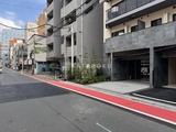 アーバネックス上野 前面道路から見たモダンな建物外観と開放的なエントランス