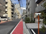 アーバネックス上野 前面道路から見た建物エントランスと周辺街並み