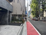 アーバネックス上野 前面道路から見た建物の落ち着いた外観と開放的なエントランス