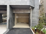 アーバネックス上野 モダンなタイル張りの建物に付属するガレージ入口の様子