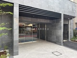 アーバネックス上野 モダンなデザインのエントランスと薄板状の庇が特徴的な建物外観