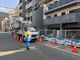 アーバネックス上野 外観と前面道路写真。