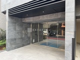アーバネックス上野 モダンな外壁と大型ガラス扉が特徴的なエントランス