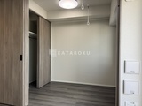 アーバネックス上野 開放的な主寝室、ウォークインクローゼット付きの落ち着いた空間