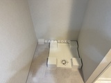 アーバネックス上野 トイレ入口の白い便器が見える清潔な空間