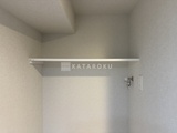 アーバネックス上野 白い壁と棚が設置された洗濯機置き場