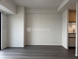アーバネックス上野 ダークフローリングと白い壁面による落ち着いたリビングダイニン