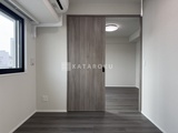 アーバネックス上野 明るい窓からの採光が入る洋室と木目調のドアが開く寝室