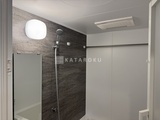アーバネックス上野 暗めの石調タイル壁と白い天井の落ち着いた浴室