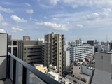 アーバネックス上野 バルコニーから見た周辺の都市風景と青空が広がる眺望
