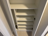 アーバネックス上野 複数の棚板を備えた明るい印象の収納スペース