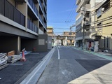 シーズンフラッツ町屋 外観と前面道路写真