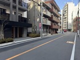 リテラス三ノ輪ウエスト 外観と前面道路写真。