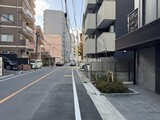 リテラス三ノ輪ウエスト 外観と前面道路写真。