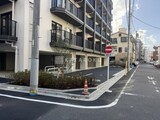 リテラス三ノ輪ウエスト 歩道と外観。
