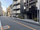 リテラス三ノ輪ウエスト 外観と前面道路写真。