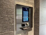 ジーグランデ三ノ輪 モダンなデザインの共用部エントランスに設置されたタッチパネル