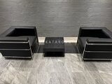 ジーグランデ三ノ輪 グレー系タイル床に配置されたモダンなソファと低めのテーブル