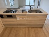 ジーグランデ三ノ輪 明るい採光のキッチンに設置された木調のシステムキッチン