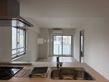 ジーグランデ三ノ輪 キッチンからリビングダイニングを見た開放的な空間
