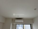ジーグランデ三ノ輪 白を基調とした落ち着いた室内に設置されたエアコン
