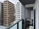ジーグランデ三ノ輪 バルコニーから見た周辺建物と室外機が備わったモダンな空間