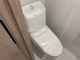 ジーグランデ三ノ輪 タンク一体型のモダンなトイレ空間