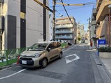 プライムブリス新御徒町 外観と前面道路写真。