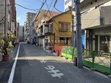 プライムブリス新御徒町 外観と前面道路写真。