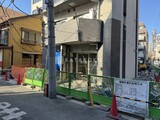 プライムブリス新御徒町 外観と前面道路写真。