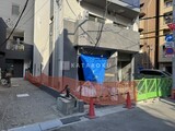 プライムブリス新御徒町 外観とエントランス写真。