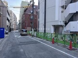 プライムブリス新御徒町 外観と前面道路写真。