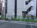 プライムブリス新御徒町 外観と前面道路写真。