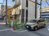 プライムブリス新御徒町 外観と前面道路写真。