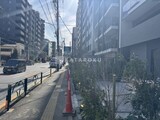 ライブカーサ文京千石プレミア 外観と歩道写真。