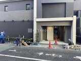 ライブカーサ文京千石プレミア 外観と歩道写真。