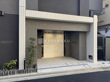 ライブカーサ文京千石プレミア モダンな外壁と開放的なエントランスを備えた建物前面