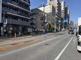 ライブカーサ文京千石プレミア 外観と前面道路写真。