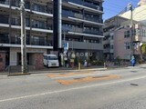 ライブカーサ文京千石プレミア 外観と前面道路写真。