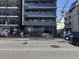 ライブカーサ文京千石プレミア 外観と前面道路写真。