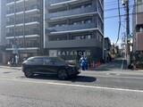 ライブカーサ文京千石プレミア 外観と前面道路写真。