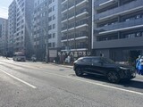 ライブカーサ文京千石プレミア 外観と前面道路写真。
