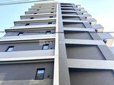 ライブカーサ文京千石プレミア 青空を背景とした建物の外観、モダンな横ラインが特徴の落ち着い