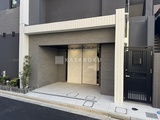 ライブカーサ文京千石プレミア 白とグレーのタイル貼りで統一されたモダンな建物のエントランス