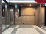 ライブカーサ文京千石プレミア 木調パネルを基調とした落ち着いた印象のエントランスホール