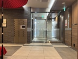 ライブカーサ文京千石プレミア モダンな壁材とガラス扉で統一された共用ロビー空間