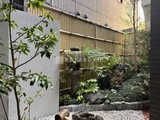 ライブカーサ文京千石プレミア 植栽と石が配された落ち着いた雰囲気の共用庭園