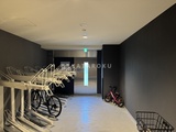 ライブカーサ文京千石プレミア 自転車ラックと子ども用自転車が置かれた共用の駐輪スペース